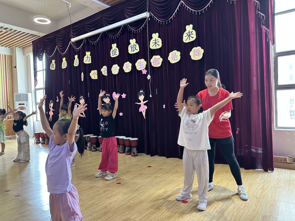 图为实践成员在爱乐幼儿园进行节目编排.jpg