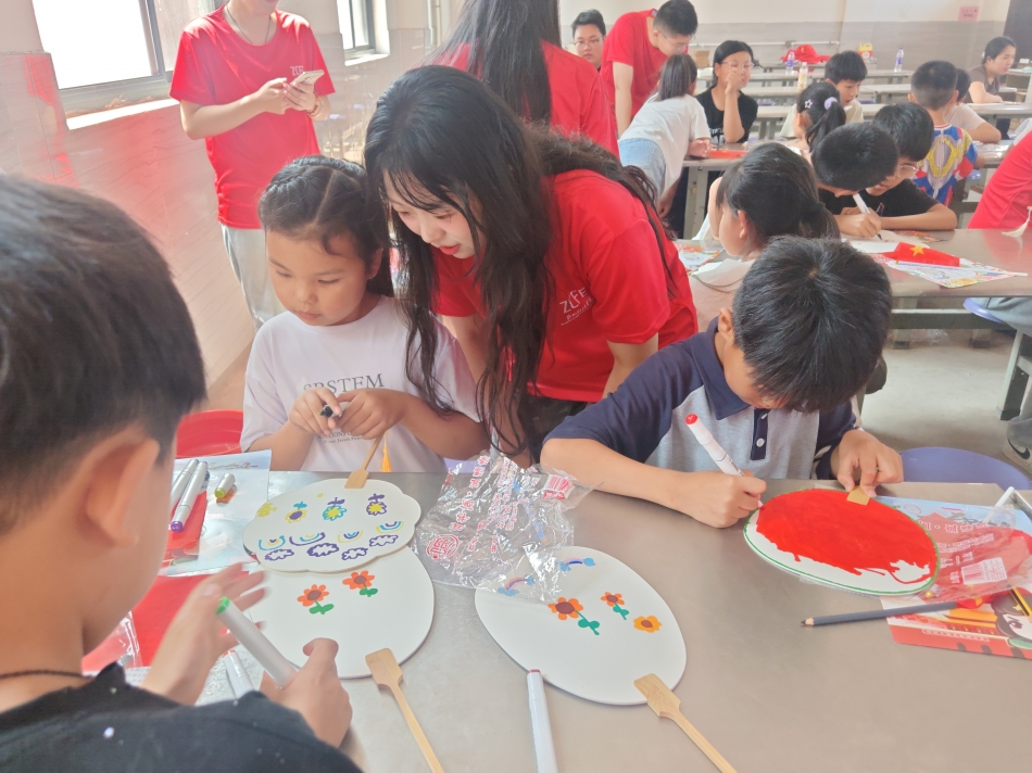 图为实践队员指导学生上课.jpg