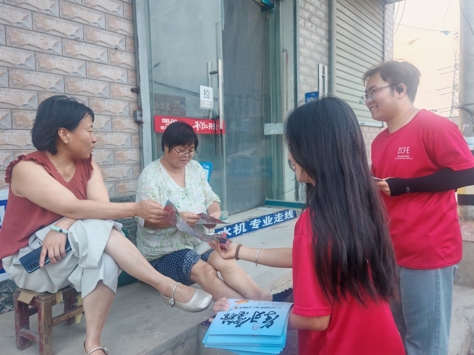 图为实践队员宣讲雷锋精神.jpg