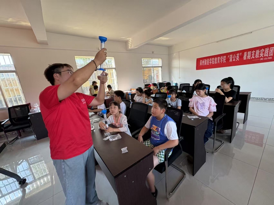 图为实践队员讲解知识.jpg