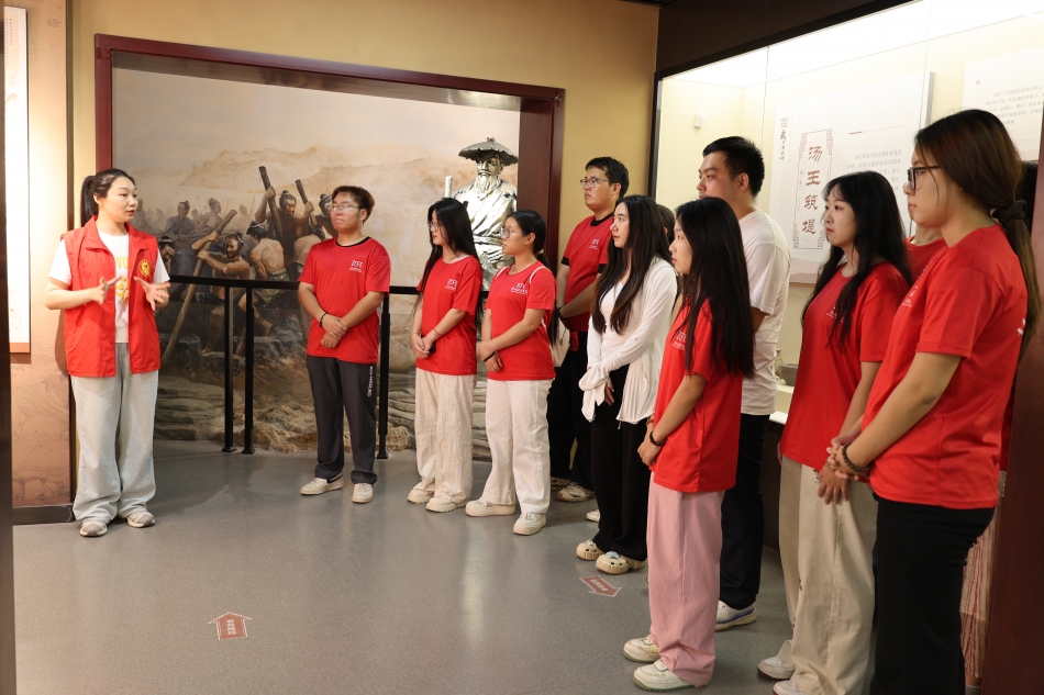 图为实践队员参观武陟博物馆.jpg