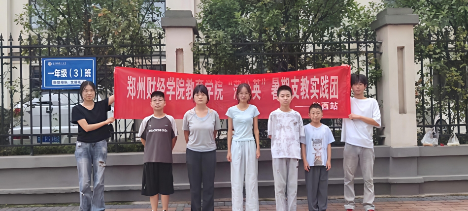 图为陕西站实践团成员进校园宣讲防溺水事项.jpg
