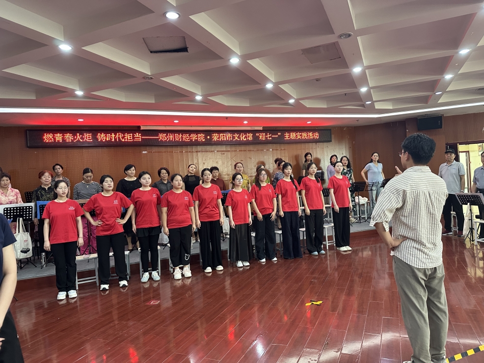 图为实践团在文化馆与合唱团合唱《没有共产党就没有新中国》.jpg